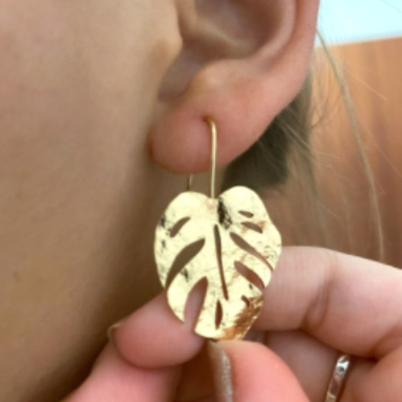 New ~ Anthropologie Monstera Leaf Earrings - Picture 7 of 7